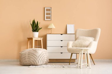 Koltuk, yastık, çekmece ve puf oturma odasında.