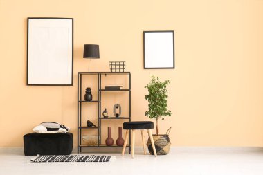 Rafa kaldırma ünitesi, bitki ve yastıkla oturma odasında pouf