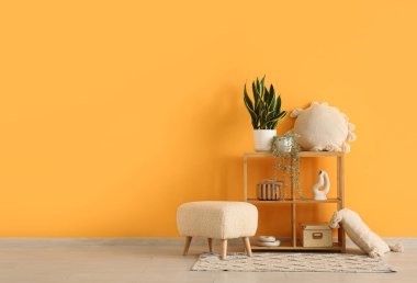 Oturma odasında yastık ve bitki olan kabarık ve raflar.