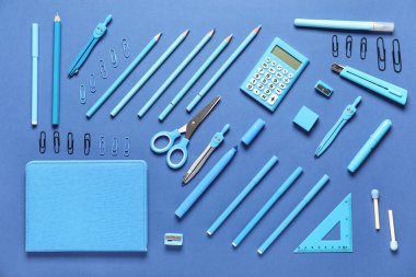 Mavi arka planda okul malzemeleri. Üst görünüm