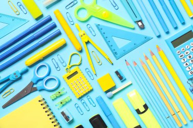 Turkuaz arka planda farklı okul kırtasiyesi. Üst görünüm