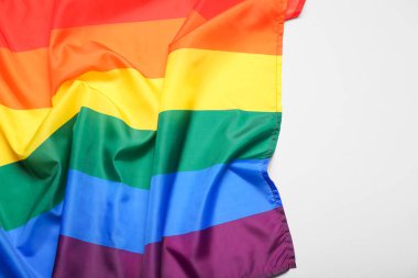 Pembe arkaplanda LGBT bayrağı