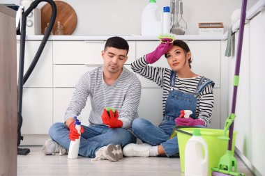 Mutfağı temizledikten sonra yorgun genç çift