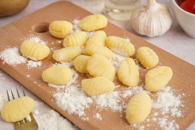 Lezzetli gnocchi ve çatallı ahşap tahta, yakın plan.