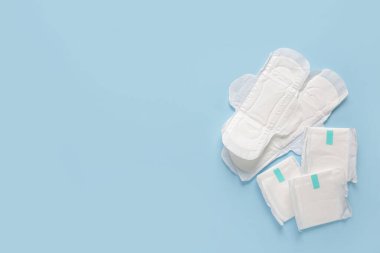 Mavi arka planda adet pedleri