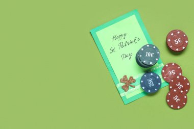 Yeşil arka planda yonca ve poker fişleri olan tebrik kartı. Aziz Patrick Günü kutlaması