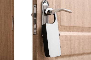 Otel odasındaki kapı koluyla kapıyı açtı.