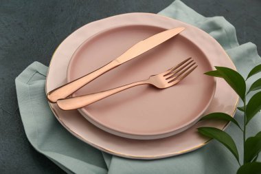 Siyah arkaplanda çatal bıçak ve plaka