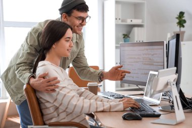 Ofiste çalışan iki programcı.