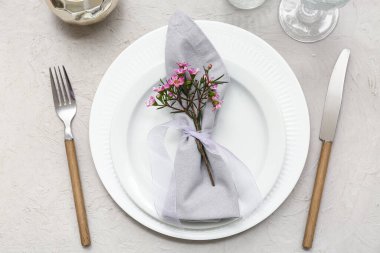 Gri arkaplanda güzel çiçekli masa ayarı