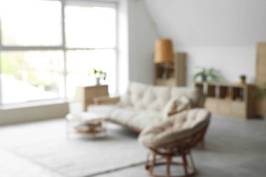 Masada koltuğu, koltuğu ve dizüstü bilgisayarı olan bulanık oturma odası manzarası