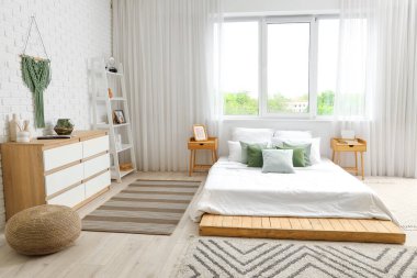 Rahat yatak ve sandıklar rahat yatak odasının içinde.