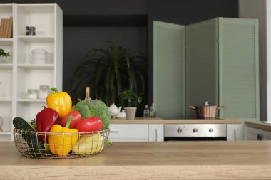 Bir sepet taze sebzeli, bulanık manzaralı modern stil mutfağı.