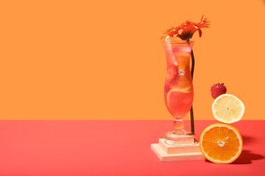 Renkli çilek, limon, portakal ve çiçekli narenciye kokteyli.