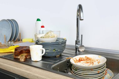 Mutfakta kirli bulaşıklarla batacaksın.