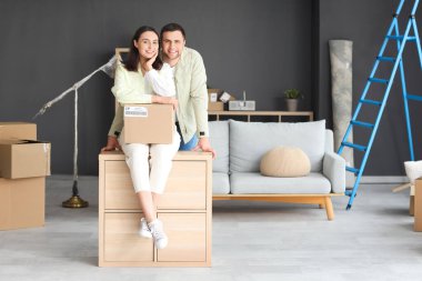 Taşındığı gün çekmeceleri ve çekmeceleri olan mutlu genç bir çift.