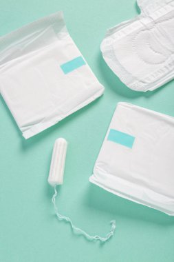 Turkuaz arka planda tampon olan adet pedleri