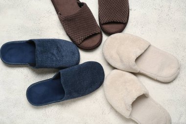 Beyaz grunge arka planda üç çift terlik. Üst görünüm