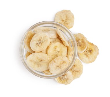 Beyaz arka planda kurutulmuş muz dilimleri.