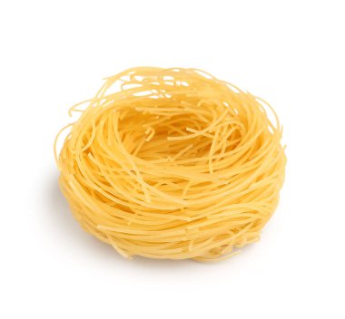 Beyaz arka planda lezzetli çiğ makarna yuvası