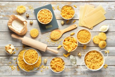 Farklı tipte çiğ makarna ve mutfak gereçleri.