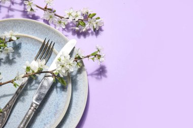 Leylak arka planında çiçek açan dalları olan güzel masa ayarları