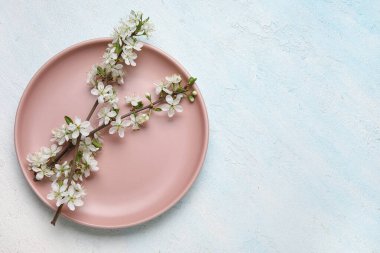 Açık mavi arkaplanda çiçek açan dalları olan güzel masa ayarları