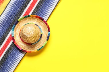 Meksika sombrerosu ve sarı arka planda serape. Cinco de Mayo