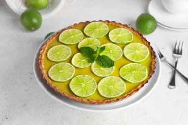 Beyaz arkaplanda nane aromalı lezzetli limonlu turta.