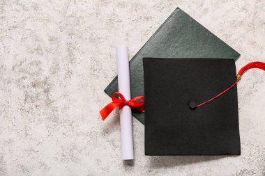Gri arka planda diploma ve harç tahtası