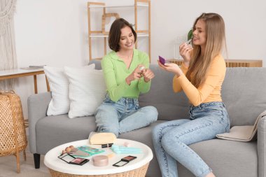 Evde makyaj yapan bayan arkadaşlar.