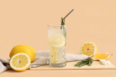 Bej kaplama biberiyeli bir bardak taze limonata.