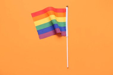 Turuncu arkaplanda LGBT bayrağı