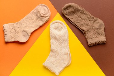 Renk arkaplanında farklı temel çoraplar