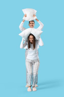 Mavi arka planda genç çiftler kavga ediyor.