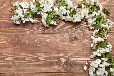 Ahşap arka planda çiçek açan güzel dallar.