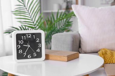 Sehpası, yastığı ve saati olan ışık odasının içinde.
