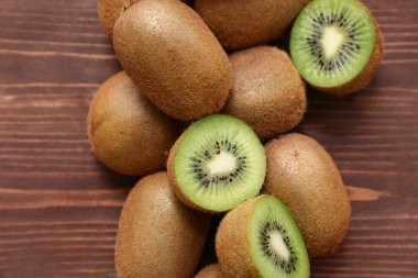 Ahşap arka planda bir sürü taze kivi