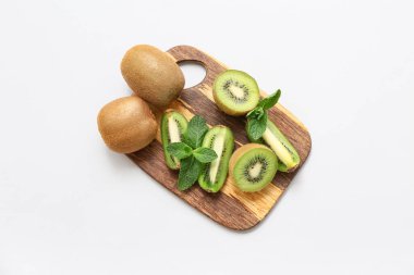 Tahta tahta tahta, taze kivi ve beyaz arka planda nane.