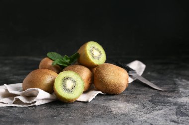 Siyah arkaplanda taze kivi ve nane.