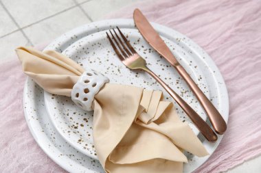 Beyaz karo zemin üzerinde güzel tablo ayarı