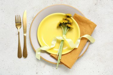 Beyaz arka planda karahindiba çiçekleri olan güzel bir masa.