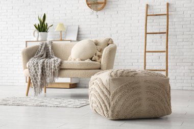 Kareli kanepe, merdiven ve puf oturma odasında.