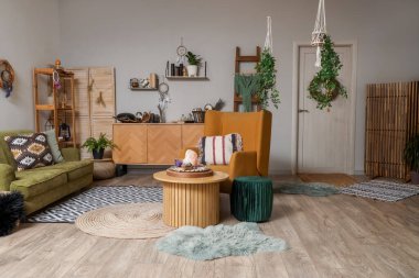 Büyülü özellikleri olan cadı odasının içi, masa ve koltuk.