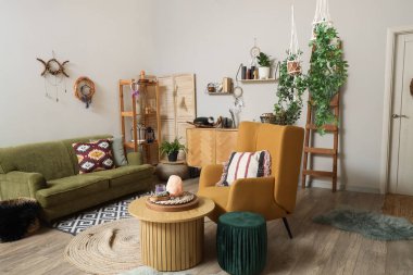 Büyülü özellikleri, koltuğu ve kanepesi olan bir cadı odası.