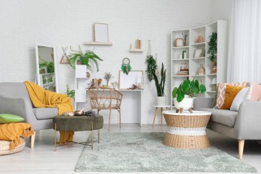 Büyülü özellikleri, kanepesi ve koltuğu olan bir cadı odası.