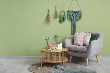 Büyülü özellikleri olan cadı odasının içi, masa ve koltuk.