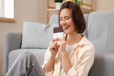 Güzel, genç, mutlu bir kadın ve lezzetli, siyah çikolatalı bir ev.