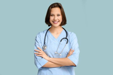 güzel kadın doktor stetoskop mavi arka plan ile