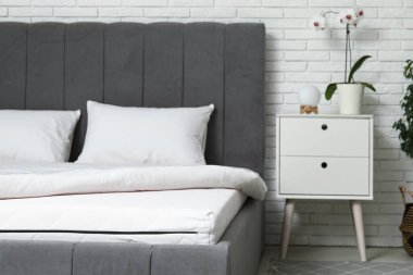 Yeni ortopedik şilteli battaniyeli, şık yataklı, yakın plan.